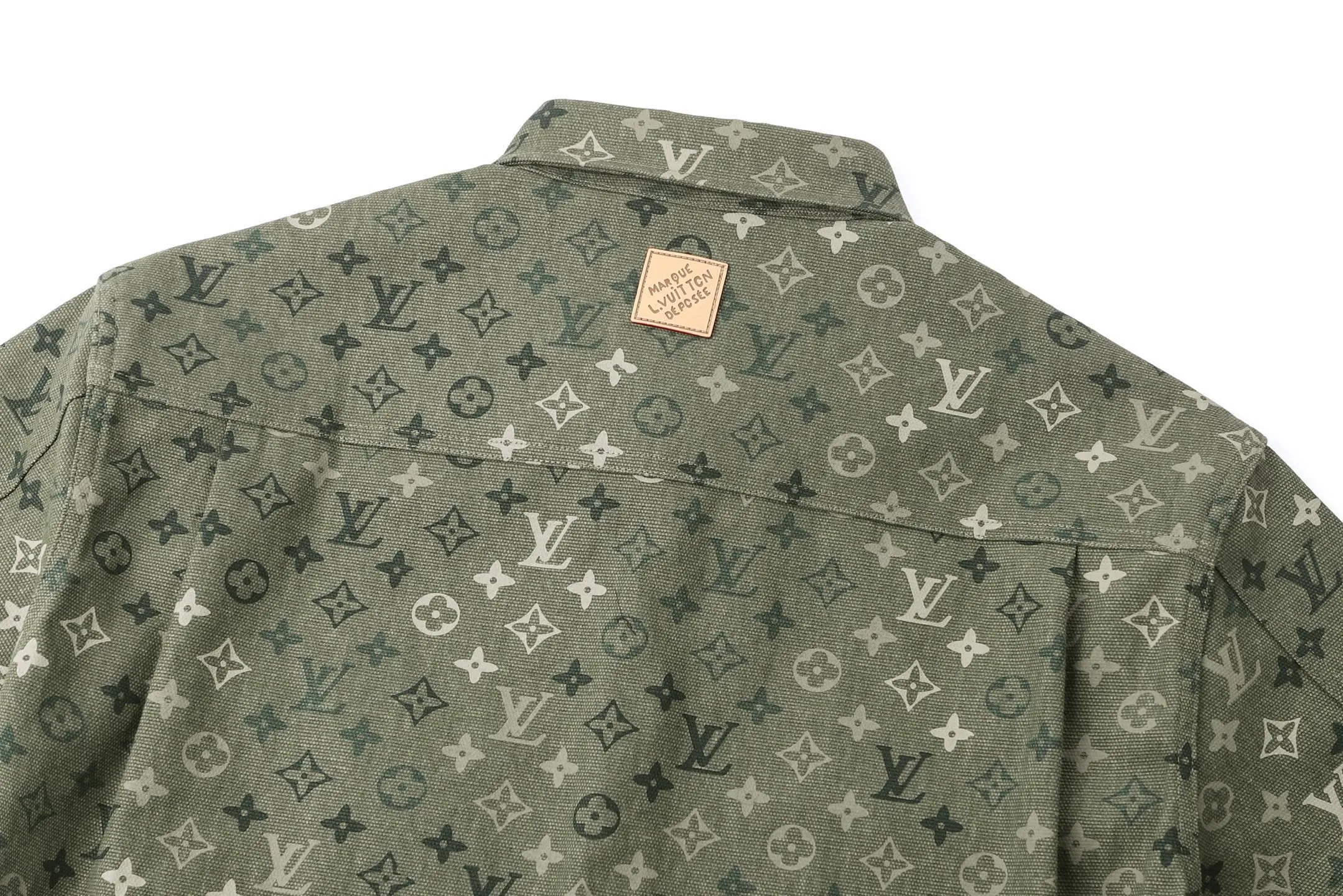 🅿️600 1v 25SS full-print green camouflage work jacket style shirt. The original purchase was 16,000 and developed. The fabric is made of custom-dyed 50-count plain double-ply pique cotton. Before positioning and cutting the fabric pieces, digital typesetting is used to lock the position of the full-print Monogram pattern to ensure that the pattern is continuous and without misalignment after splicing. The pattern alignment error between the body and the solid color splicing area is controlled within 0.5cm. The printing process uses digital direct injection technology: the pigment penetrates the fabric fibers with micron-sized particles, presenting a low-saturation vintage tone while maintaining the breathability of the fabric. The wear resistance of the printing layer reaches level 5 (friction test ≥ 200 times without falling off). The body is made of twill canvas blended fabric, and the splicing parts are reinforced with double-needle buried clip technology. The buttons are made of brass-plated matte paint, and the stitching is made of high-tenacity nylon thread with a tensile strength of 150N. The overall process takes into account both visual integrity and practical durability. The overall wiring is straight and delicate, the fabric is comfortable and soft, and the color is consistent without color difference. It can be matched with the same style to create a fashionable look and control various occasions. Customized accessories, complete with three standards, the same style for men and women. Size:S-M-L-XL
